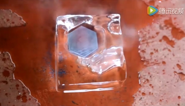 在冰塊中的六角鋼 在冰塊中的六角鋼